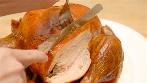 Step-by-Step Guide to Carving a Turkey. Rest the turkey - Allow the turkey rest for a minimum of 15 minutes. Resting the bird allows the juices to redistribute back into the meat. Carving Station - Place a large cuting board on a flat surface. For added stability place a moistened paper towel under the cutting board.
